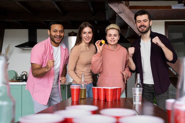 Leute, die auf einer Indoor-Party Bierpong spielen