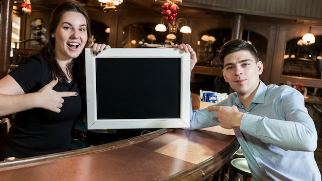 Leute, die auf Tafel im Café zeigen