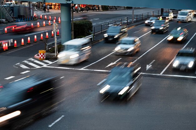 Leute, die Autos auf der Stadtstraße fahren