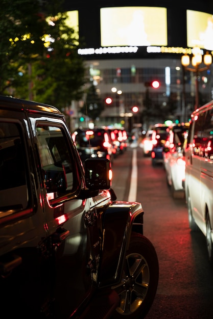 Leute, die Autos auf der Stadtstraße fahren