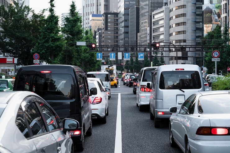 Kostenlose Foto leute, die autos auf der stadtstraße fahren