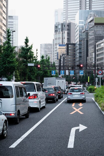 Leute, die Autos auf der Stadtstraße fahren