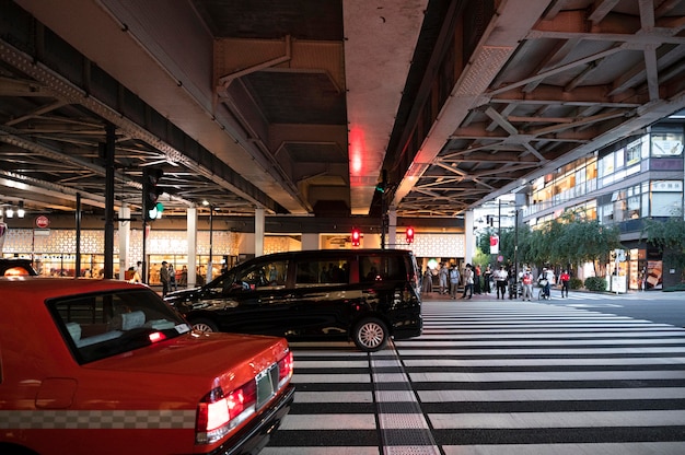 Leute, die Autos auf der Stadtstraße fahren