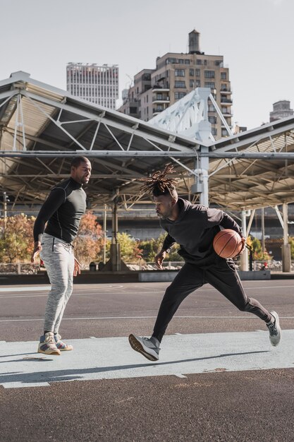 Leute, die Basketball spielen