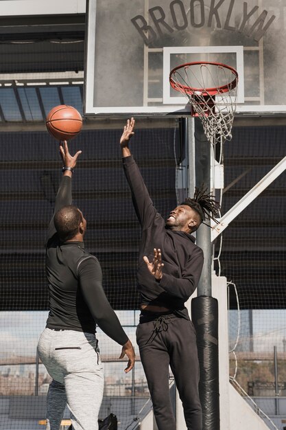 Leute, die Basketball spielen