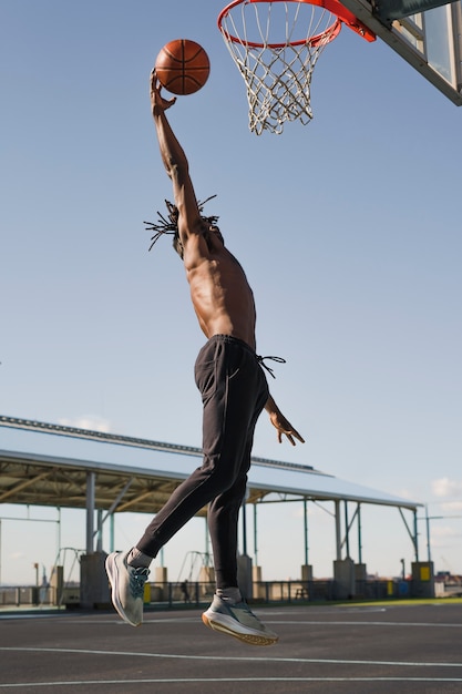 Kostenloses Foto leute, die basketball spielen