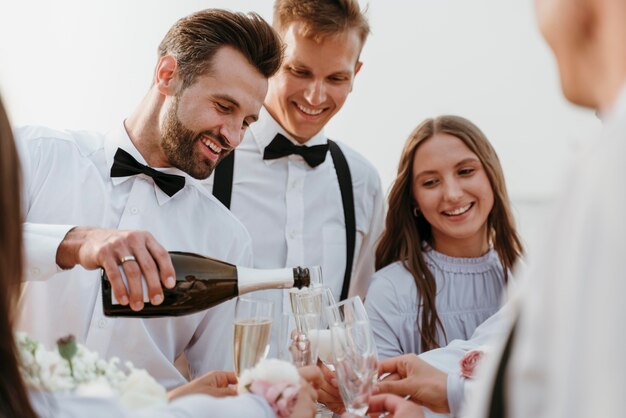 Leute, die bei einer Strandhochzeit etwas trinken