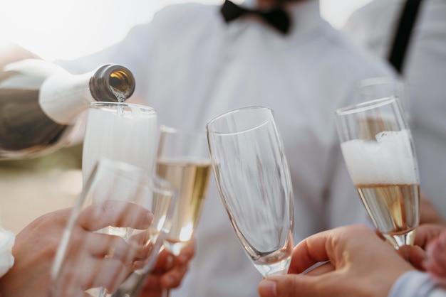 Leute, die bei einer Strandhochzeit etwas trinken