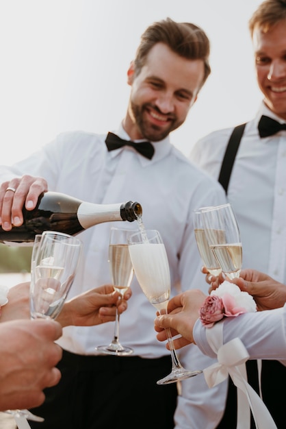 Kostenloses Foto leute, die bei einer strandhochzeit etwas trinken