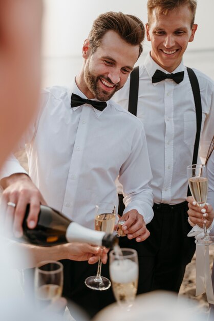 Leute, die bei einer strandhochzeit etwas trinken