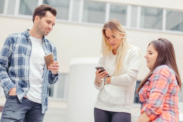 Leute, die das Telefon der Frau betrachten