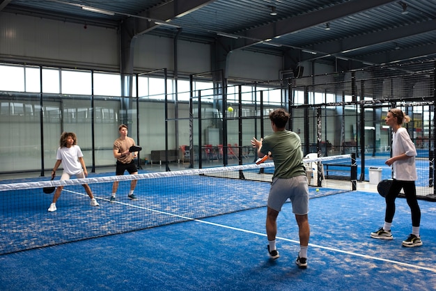 Leute, die drinnen Paddle-Tennis spielen