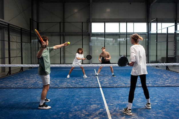 Kostenloses Foto leute, die drinnen paddle-tennis spielen