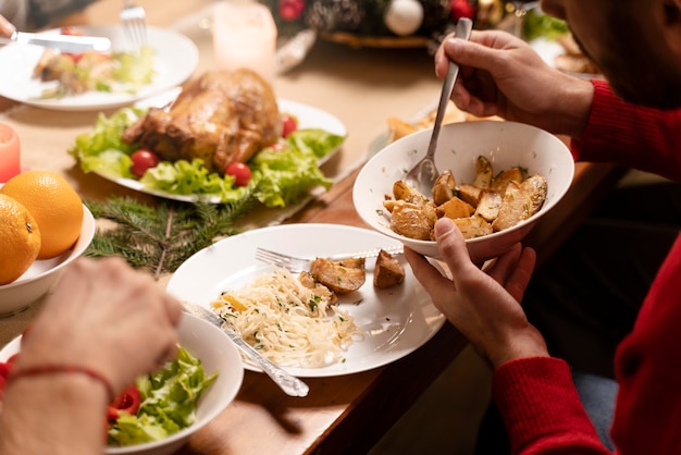 Kostenloses Foto leute, die ein festliches weihnachtsessen genießen