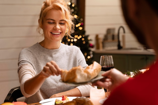 Kostenloses Foto leute, die ein festliches weihnachtsessen genießen