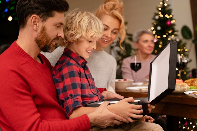 Leute, die ein festliches Weihnachtsessen genießen