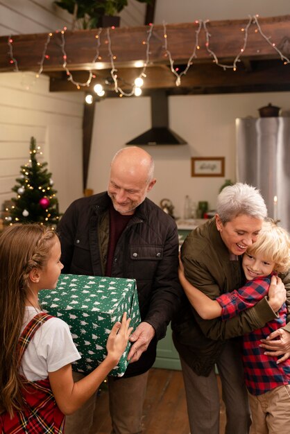 Leute, die ein festliches Weihnachtsessen genießen