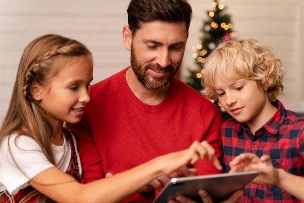 Kostenloses Foto leute, die ein festliches weihnachtsessen genießen