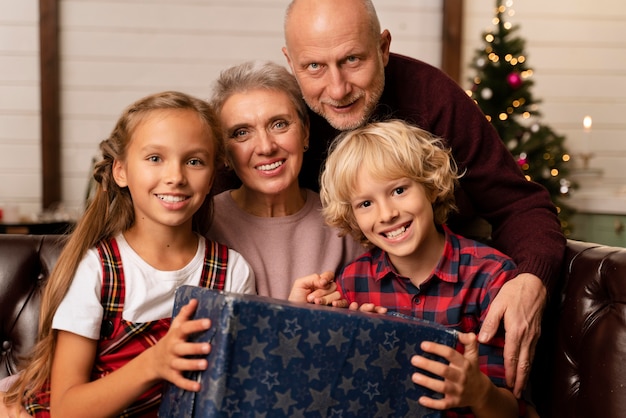 Leute, die ein festliches Weihnachtsessen genießen