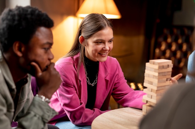 Kostenloses Foto leute, die ein holzturmspiel spielen