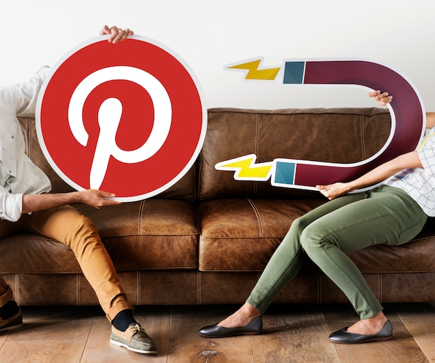 Kostenloses Foto leute, die ein pinterest-symbol halten