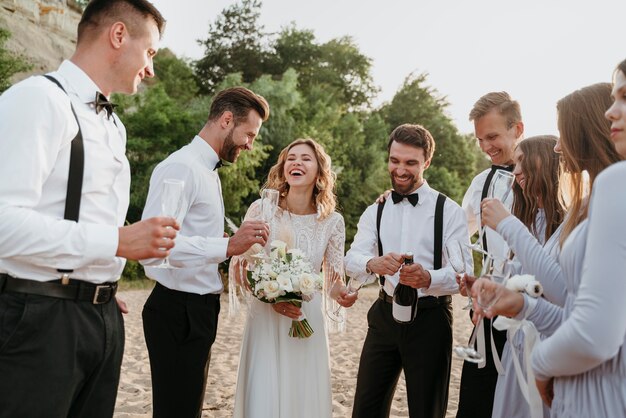 Leute, die eine Hochzeit am Strand feiern