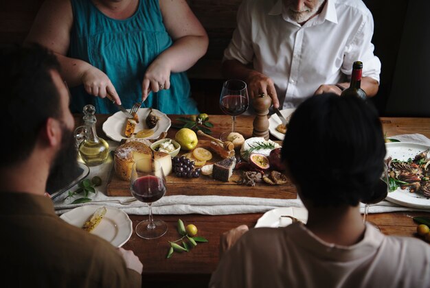 Leute, die eine Käseservierplattenlebensmittelphotographie-Rezeptidee genießen