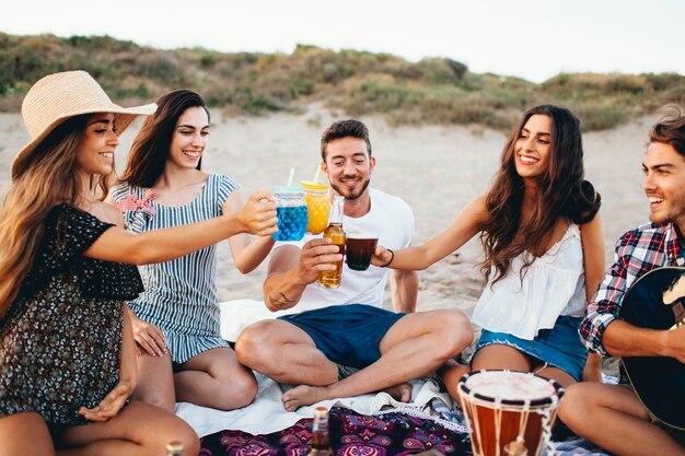 Leute, die eine Strandparty haben