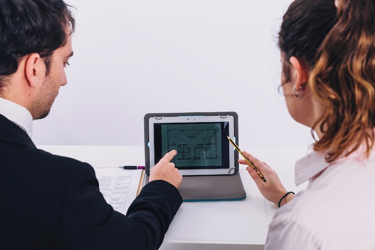Kostenlose Foto leute, die entwürfe auf tablette besprechen