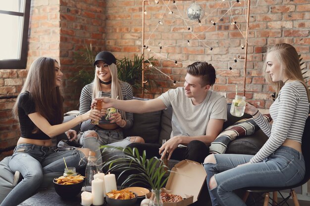 Leute, die etwas trinken und an der Bar feiern