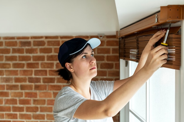 Leute, die Fenstervorhang installieren