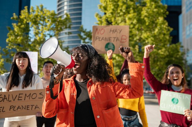 Leute, die gegen Medium Shot protestieren