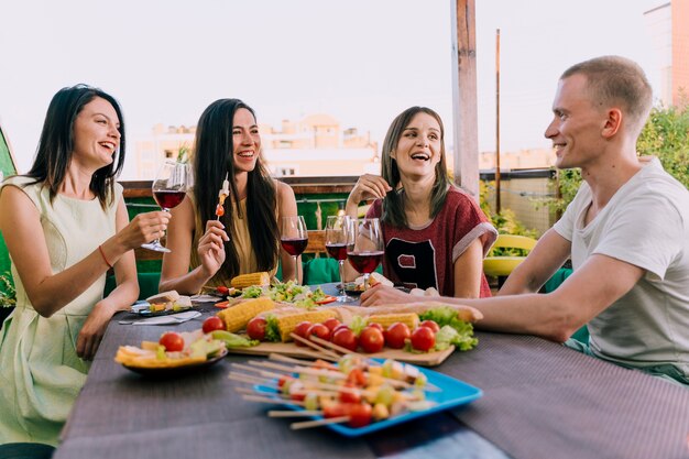 Leute, die Getränke an der Party lachen und halten