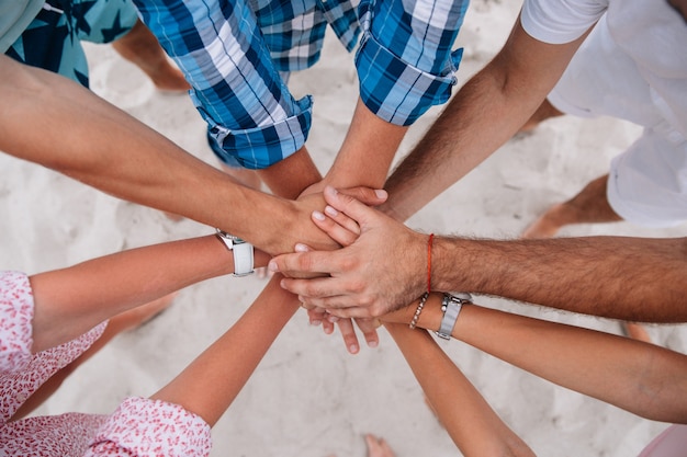 Leute, die Hände, Gruppe Freunde zusammen verbinden Hände zusammenhalten verbinden.