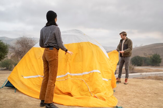 Leute, die ihr Zelt für das Wintercamping vorbereiten