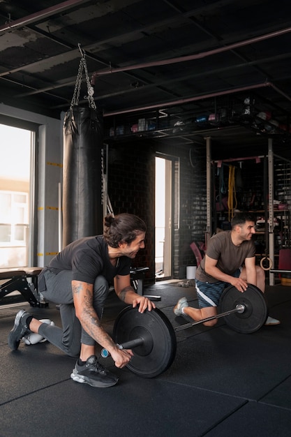 Leute, die im Fitnessstudio trainieren, volle Aufnahme