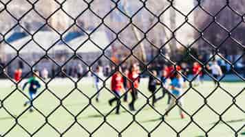 Kostenloses Foto leute, die im sportplatz stillstehen