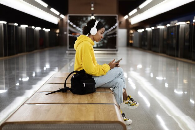 Leute, die im Winter mit der U-Bahn fahren