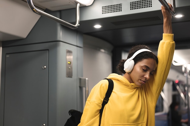 Kostenloses Foto leute, die im winter mit der u-bahn fahren