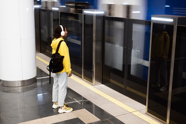 Leute, die im Winter mit der U-Bahn fahren