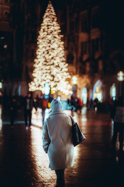 Leute, die in der Stadt mit Weihnachtsdekoration gehen