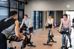 Kostenloses Foto leute, die indoor-cycling machen