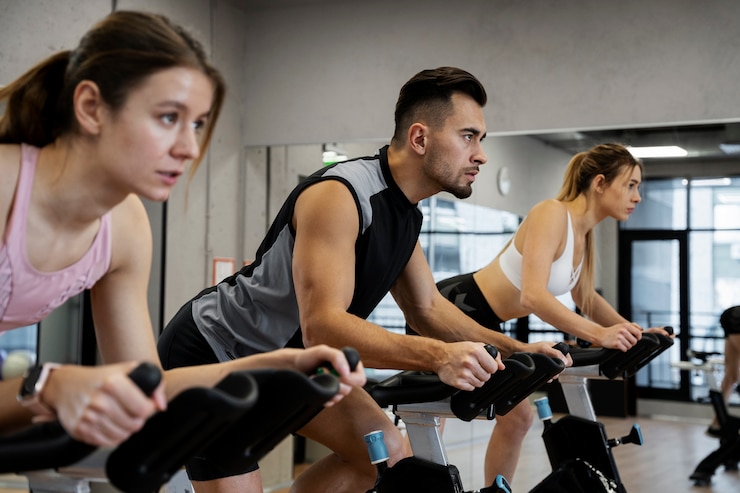 Kostenlose Foto leute, die indoor-cycling machen