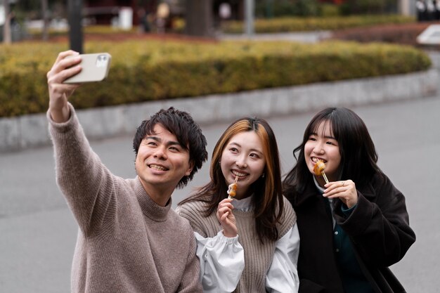 Leute, die japanisches Straßenessen genießen