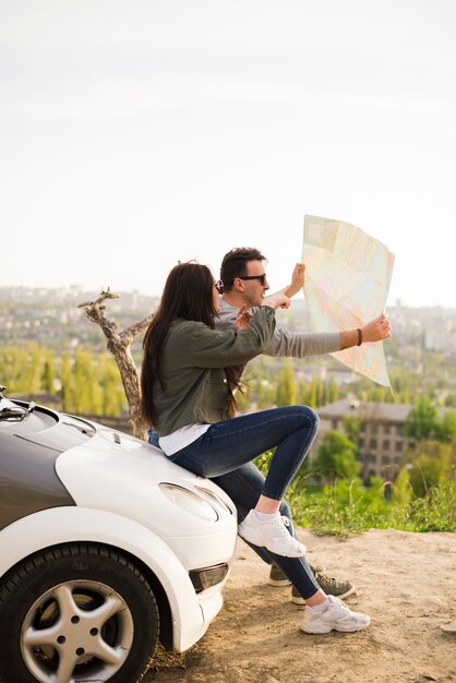 Leute, die mit Karte auf einer Autoreise navigieren