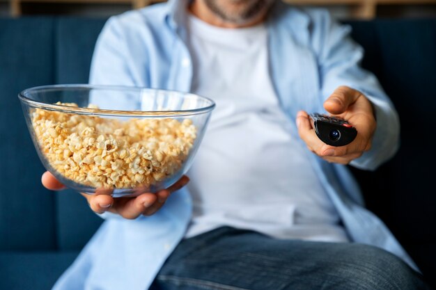 Kostenloses Foto leute, die nachrichten im fernsehen sehen