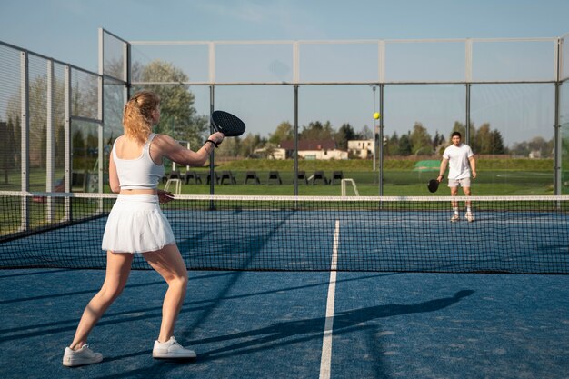 Leute, die Paddle-Tennis spielen, volle Aufnahme