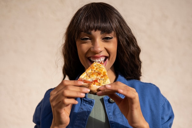 Kostenloses Foto leute, die pizza essen