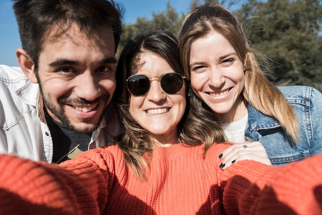 Leute, die selfie auf Naturhintergrund nehmen