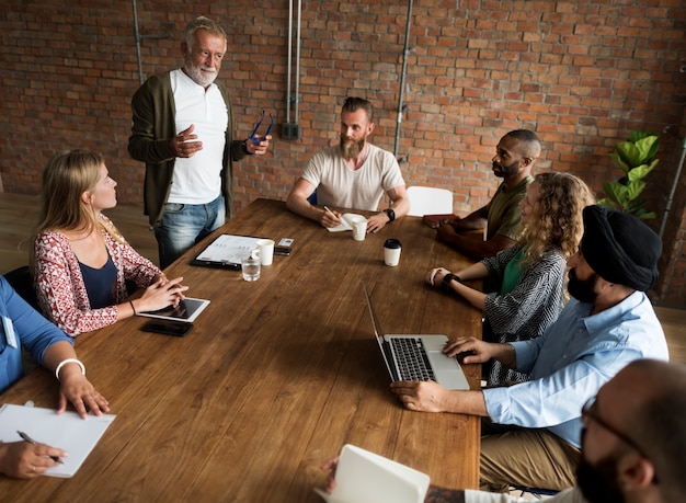 Teammeeting zur Besprechung von Work-Life-Balance Maßnahmen